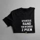 Kto wstaje rano, ten wychodzi z psem - męska koszulka z nadrukiem