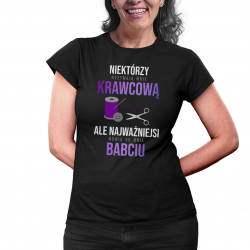 Niektórzy nazywają mnie krawcową, ale najważniejsi mówią do mnie babciu - damska koszulka na prezent dla babci