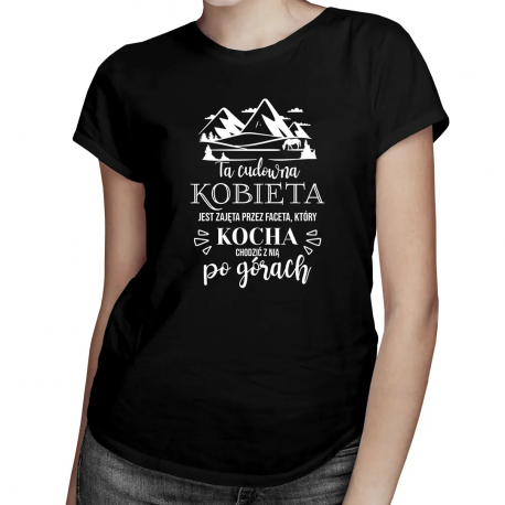 Ta cudowna kobieta jest zajęta przez faceta, który kocha chodzić z nią po górach - damska koszulka na prezent