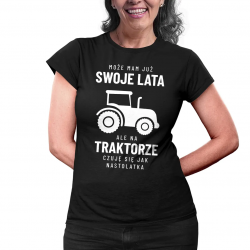 Może mam już swoje lata, ale na traktorze czuję się jak nastolatka - damska koszulka na prezent dla rolniczki