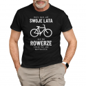Może mam już swoje lata, ale na rowerze czuję się jak nastolatek - męska koszulka na prezent