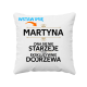 (Imię) ona się nie starzeje tylko ekskluzywnie dojrzewa - poduszka na prezent - produkt personalizowany