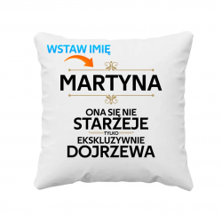 (Imię) ona się nie starzeje tylko ekskluzywnie dojrzewa - poduszka na prezent - produkt personalizowany