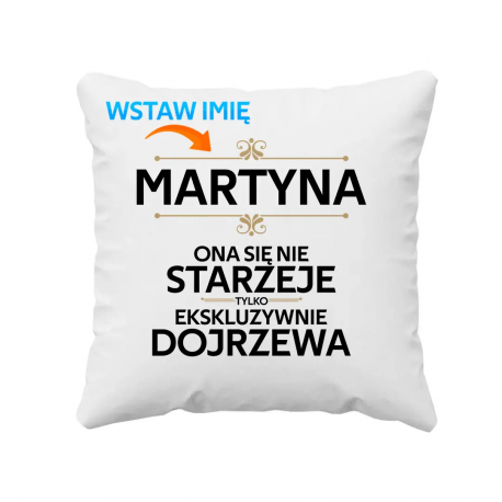 (Imię) ona się nie starzeje tylko ekskluzywnie dojrzewa - poduszka na prezent - produkt personalizowany