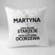 (Imię) ona się nie starzeje tylko ekskluzywnie dojrzewa - poduszka na prezent - produkt personalizowany