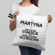 (Imię) ona się nie starzeje tylko ekskluzywnie dojrzewa - poduszka na prezent - produkt personalizowany