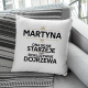 (Imię) ona się nie starzeje tylko ekskluzywnie dojrzewa - poduszka na prezent - produkt personalizowany