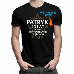 (Imię i wiek) Nadal na oryginalnych częściach - męska koszulka na prezent - produkt personalizowany