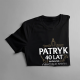 (Imię i wiek) Nadal na oryginalnych częściach - męska koszulka na prezent - produkt personalizowany