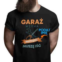 Garaż wzywa muszę iść (imię) - męska koszulka na prezent dla mechanika - produkt personalizowany