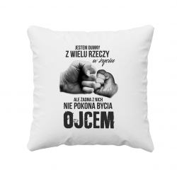 Jestem dumny z wielu rzeczy w życiu, ale żadna z nich nie pokona bycia ojcem - poduszka z nadrukiem dla taty