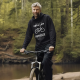 Może mam już swoje lata, ale na rowerze czuję się jak nastolatek - męska bluza na prezent dla rowerzysty