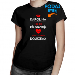 (Wstaw imię) ona się nie starzeje - damska koszulka na prezent - produkt personalizowany