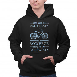 Może mam już swoje lata, ale na rowerze czuję się jak pan świata - męska bluza na prezent