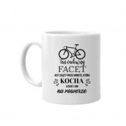 Ten cudowny facet jest zajęty przez kobietę, która kocha jeździć z nim na rowerze - kubek na prezent