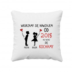 wkurzamy się nawzajem od (wstaw rok), ale wciąż się kochamy - poduszka na prezent - produkt personalizowany