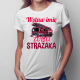 (Imię) żona strażaka - damska koszulka na prezent - produkt personalizowany