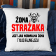 Żona strażaka jest jak normalna żona, tylko fajniejsza - poduszka na prezent