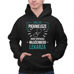 Życie jest piękniejsze, kiedy spotkasz właściwego lekarza  - męska bluza na prezent