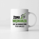Żona wędkarza jest jak normalna żona, tylko fajniejsza - kubek na prezent
