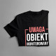 Obiekt monitorowany przez kosmetyczkę - męska koszulka z nadrukiem