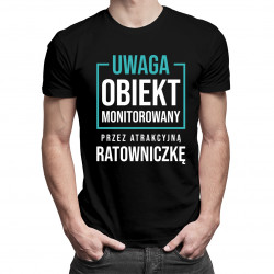 Obiekt monitorowany przez ratowniczkę - męska koszulka z nadrukiem