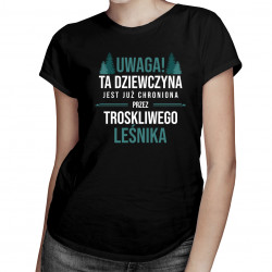 Dziewczyna chroniona przez leśnika - damska koszulka z nadrukiem