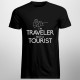 I'm traveler, not a tourist - męska koszulka z nadrukiem