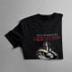 Nigdy nie lekceważ mężczyzny urodzonego w październiku - męska koszulka z nadrukiem