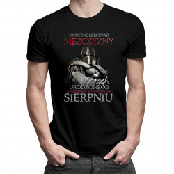 Nigdy nie lekceważ mężczyzny urodzonego w sierpniu - męska koszulka z nadrukiem