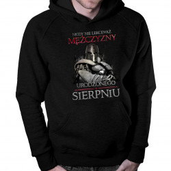 Nigdy nie lekceważ mężczyzny urodzonego w sierpniu - męska bluza z nadrukiem
