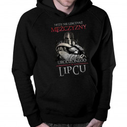 Nigdy nie lekceważ mężczyzny urodzonego w lipcu - męska bluza z nadrukiem
