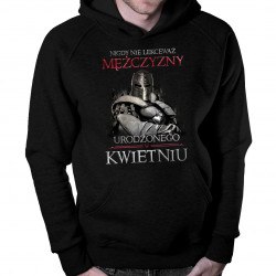 Nigdy nie lekceważ mężczyzny urodzonego w kwietniu - bluza