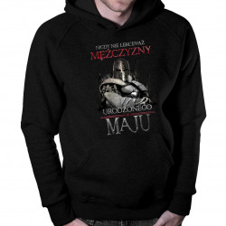 Nigdy nie lekceważ mężczyzny urodzonego w maju - męska bluza z nadrukiem