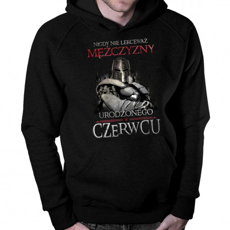 Nigdy nie lekceważ mężczyzny urodzonego w czerwcu - męska bluza z nadrukiem