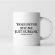 Dogs never bite me - kubek ceramiczny z nadrukiem