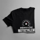Urodzony by jeździć motocyklem, zmuszony do pracy - męska koszulka z nadrukiem