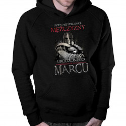 Nigdy nie lekceważ mężczyzny urodzonego w marcu - męska bluza z nadrukiem
