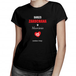 Bardzo zakochana w... - damska koszulka z nadrukiem