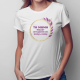 Produkt personalizowany - Ta mama należy wyłącznie do (imię) + (imię) - damska koszulka z nadrukiem
